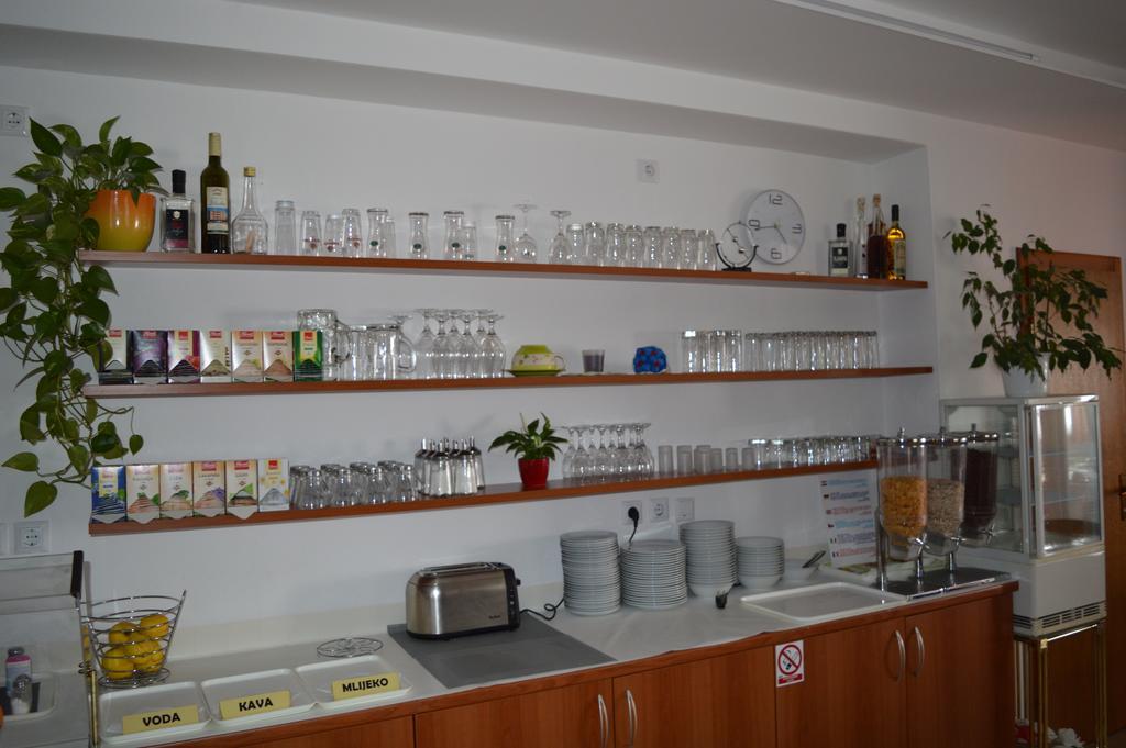 Pansion Antonio Bed and Breakfast Slavonski Brod Exteriör bild