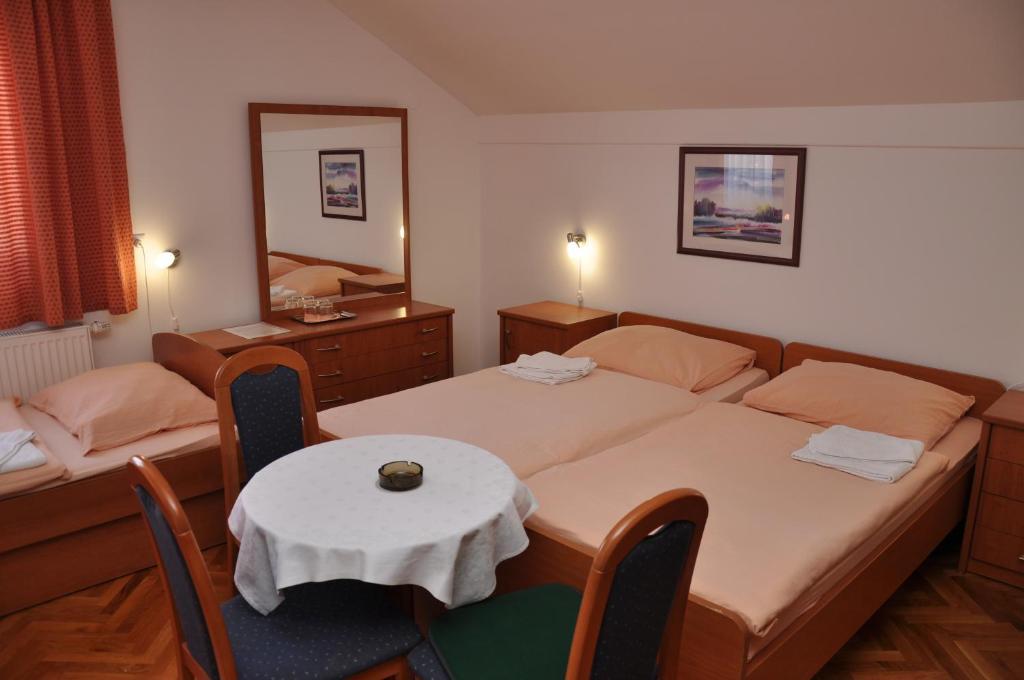 Pansion Antonio Bed and Breakfast Slavonski Brod Exteriör bild