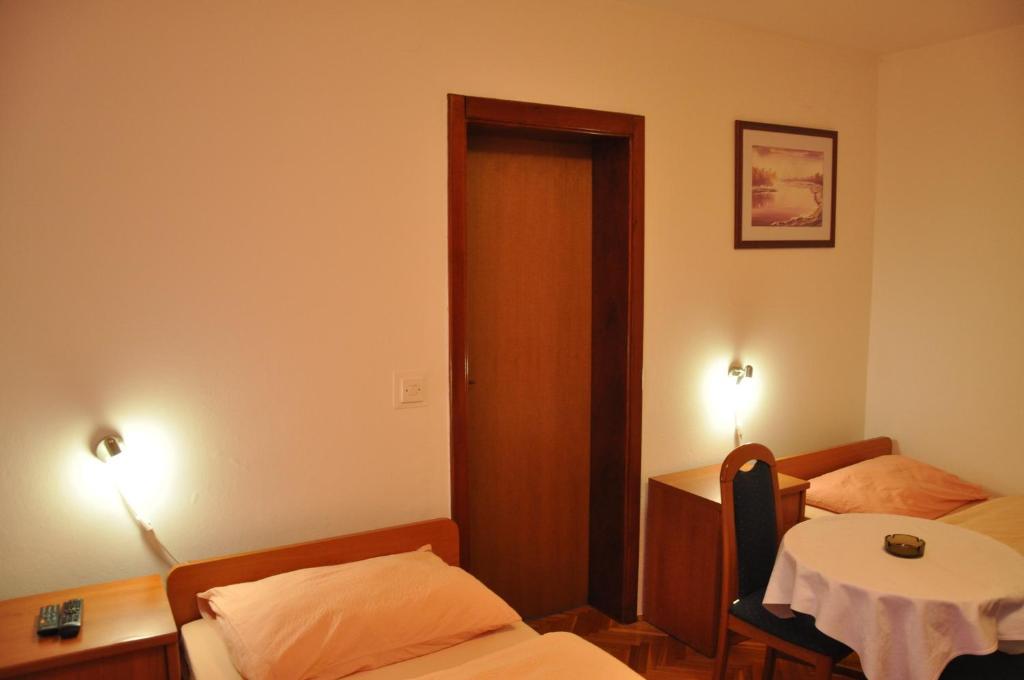 Pansion Antonio Bed and Breakfast Slavonski Brod Exteriör bild